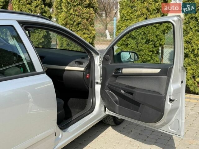 Серый Опель Астра, объемом двигателя 1.6 л и пробегом 212 тыс. км за 5400 $, фото 12 на Automoto.ua