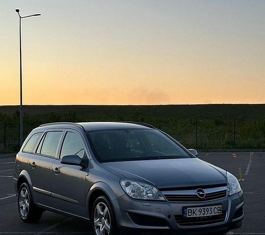 Серый Опель Астра, объемом двигателя 1.6 л и пробегом 253 тыс. км за 4199 $, фото 1 на Automoto.ua