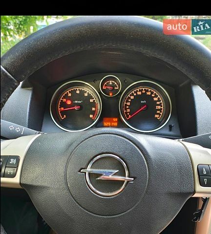 Серый Опель Астра, объемом двигателя 1.4 л и пробегом 33000 тыс. км за 4600 $, фото 4 на Automoto.ua
