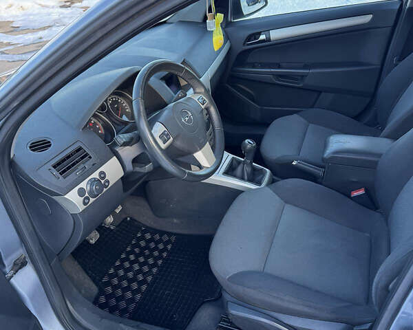 Серый Опель Астра, объемом двигателя 1.6 л и пробегом 238 тыс. км за 4450 $, фото 8 на Automoto.ua