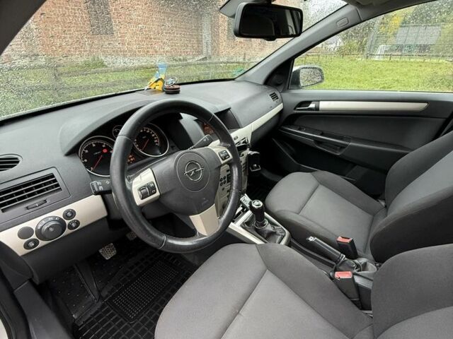 Серый Опель Астра, объемом двигателя 1.7 л и пробегом 270 тыс. км за 3850 $, фото 6 на Automoto.ua