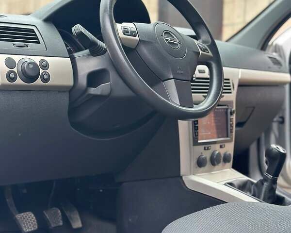 Серый Опель Астра, объемом двигателя 1.6 л и пробегом 160 тыс. км за 5400 $, фото 58 на Automoto.ua