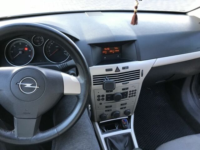 Серый Опель Астра, объемом двигателя 1.7 л и пробегом 256 тыс. км за 5000 $, фото 6 на Automoto.ua