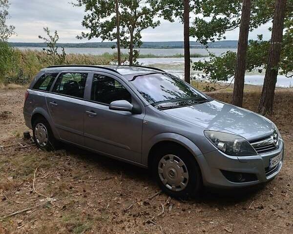 Серый Опель Астра, объемом двигателя 1.6 л и пробегом 230 тыс. км за 5400 $, фото 1 на Automoto.ua
