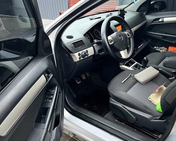 Серый Опель Астра, объемом двигателя 1.69 л и пробегом 228 тыс. км за 5500 $, фото 6 на Automoto.ua