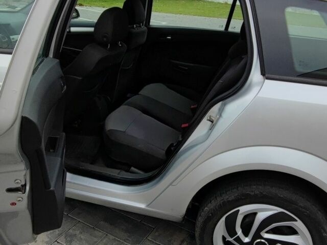 Серый Опель Астра, объемом двигателя 1.7 л и пробегом 275 тыс. км за 1900 $, фото 4 на Automoto.ua