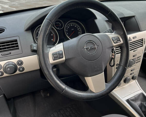 Серый Опель Астра, объемом двигателя 1.7 л и пробегом 258 тыс. км за 5500 $, фото 27 на Automoto.ua