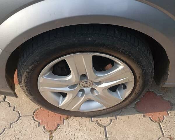 Серый Опель Астра, объемом двигателя 1.3 л и пробегом 239 тыс. км за 4700 $, фото 6 на Automoto.ua