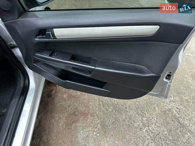 Серый Опель Астра, объемом двигателя 1.6 л и пробегом 195 тыс. км за 5700 $, фото 27 на Automoto.ua