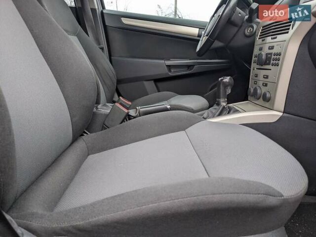 Серый Опель Астра, объемом двигателя 1.6 л и пробегом 240 тыс. км за 5750 $, фото 41 на Automoto.ua