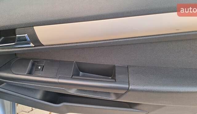 Серый Опель Астра, объемом двигателя 1.7 л и пробегом 253 тыс. км за 4600 $, фото 7 на Automoto.ua