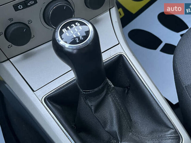 Серый Опель Астра, объемом двигателя 1.36 л и пробегом 220 тыс. км за 5500 $, фото 13 на Automoto.ua