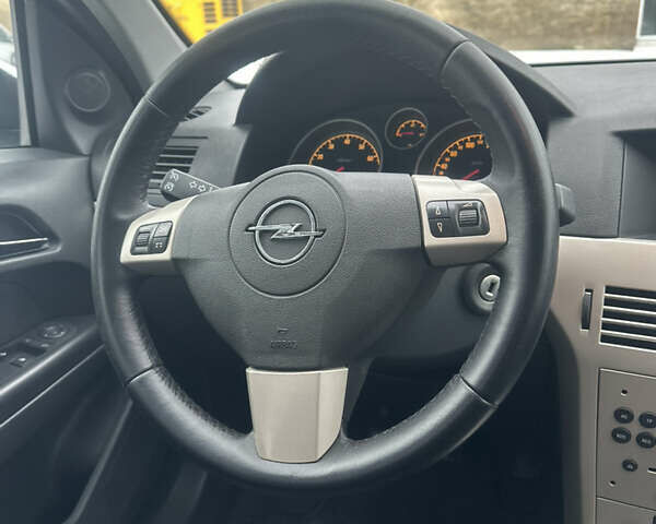 Серый Опель Астра, объемом двигателя 1.6 л и пробегом 196 тыс. км за 5600 $, фото 37 на Automoto.ua