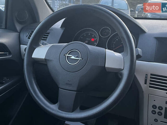 Серый Опель Астра, объемом двигателя 1.36 л и пробегом 220 тыс. км за 5500 $, фото 12 на Automoto.ua