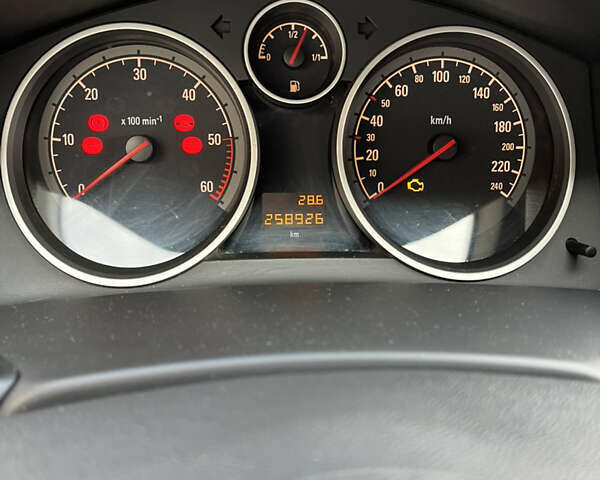 Серый Опель Астра, объемом двигателя 1.7 л и пробегом 258 тыс. км за 5500 $, фото 26 на Automoto.ua