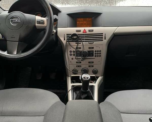 Серый Опель Астра, объемом двигателя 1.6 л и пробегом 306 тыс. км за 5300 $, фото 14 на Automoto.ua