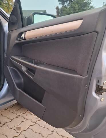 Серый Опель Астра, объемом двигателя 1.7 л и пробегом 253 тыс. км за 4600 $, фото 6 на Automoto.ua