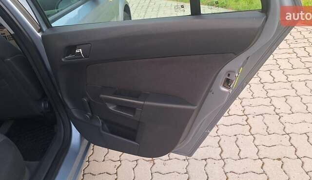 Серый Опель Астра, объемом двигателя 1.7 л и пробегом 253 тыс. км за 4600 $, фото 11 на Automoto.ua