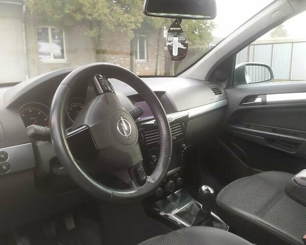 Серый Опель Астра, объемом двигателя 1.7 л и пробегом 285 тыс. км за 5500 $, фото 27 на Automoto.ua