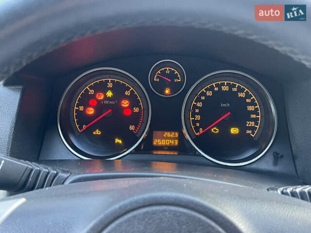 Серый Опель Астра, объемом двигателя 1.7 л и пробегом 260 тыс. км за 4750 $, фото 31 на Automoto.ua