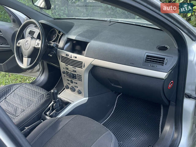 Серый Опель Астра, объемом двигателя 1.7 л и пробегом 260 тыс. км за 4750 $, фото 28 на Automoto.ua