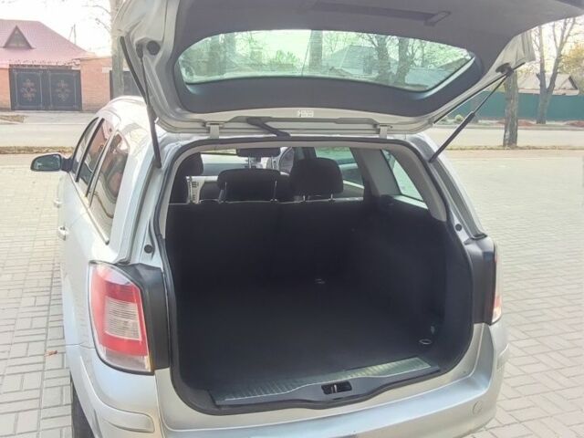 Серый Опель Астра, объемом двигателя 1.7 л и пробегом 370 тыс. км за 4600 $, фото 4 на Automoto.ua