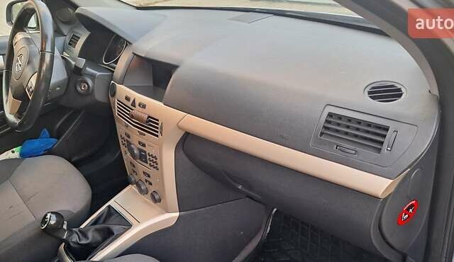 Серый Опель Астра, объемом двигателя 1.7 л и пробегом 253 тыс. км за 4600 $, фото 9 на Automoto.ua