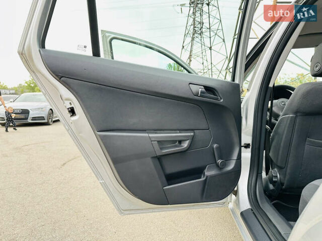 Серый Опель Астра, объемом двигателя 1.6 л и пробегом 154 тыс. км за 7200 $, фото 17 на Automoto.ua