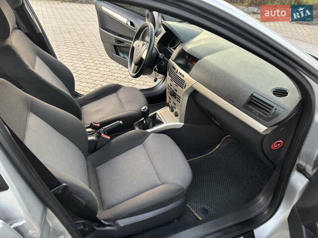 Серый Опель Астра, объемом двигателя 1.8 л и пробегом 252 тыс. км за 4950 $, фото 27 на Automoto.ua