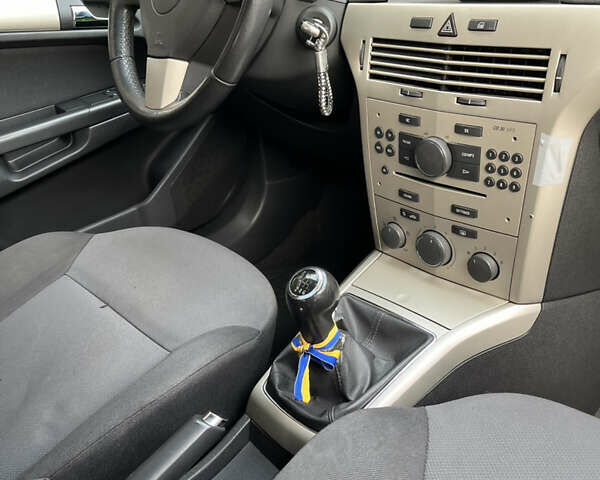 Серый Опель Астра, объемом двигателя 1.7 л и пробегом 258 тыс. км за 5500 $, фото 22 на Automoto.ua