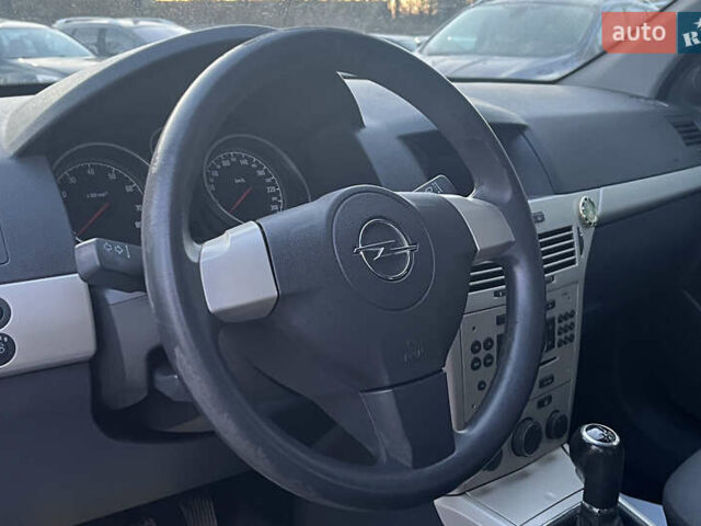 Серый Опель Астра, объемом двигателя 1.36 л и пробегом 220 тыс. км за 5500 $, фото 9 на Automoto.ua