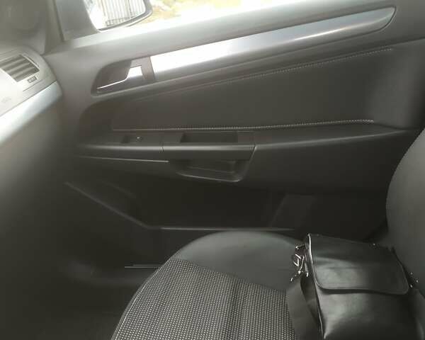 Серый Опель Астра, объемом двигателя 1.7 л и пробегом 285 тыс. км за 5500 $, фото 33 на Automoto.ua