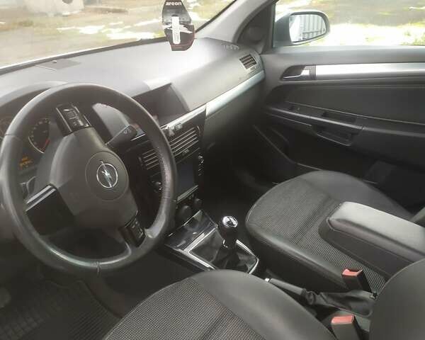 Серый Опель Астра, объемом двигателя 1.7 л и пробегом 285 тыс. км за 5500 $, фото 28 на Automoto.ua