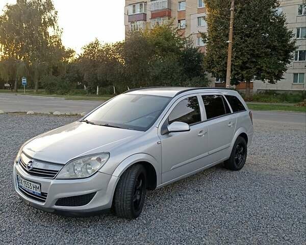Серый Опель Астра, объемом двигателя 1.7 л и пробегом 280 тыс. км за 4400 $, фото 9 на Automoto.ua