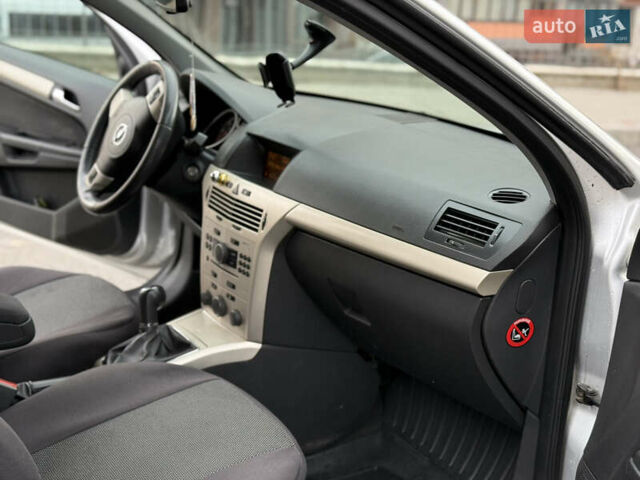 Серый Опель Астра, объемом двигателя 1.7 л и пробегом 228 тыс. км за 4899 $, фото 56 на Automoto.ua