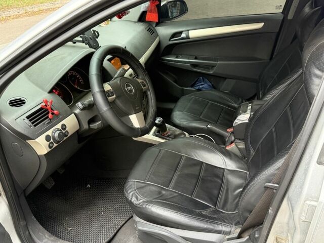 Серый Опель Астра, объемом двигателя 1.7 л и пробегом 228 тыс. км за 5600 $, фото 5 на Automoto.ua