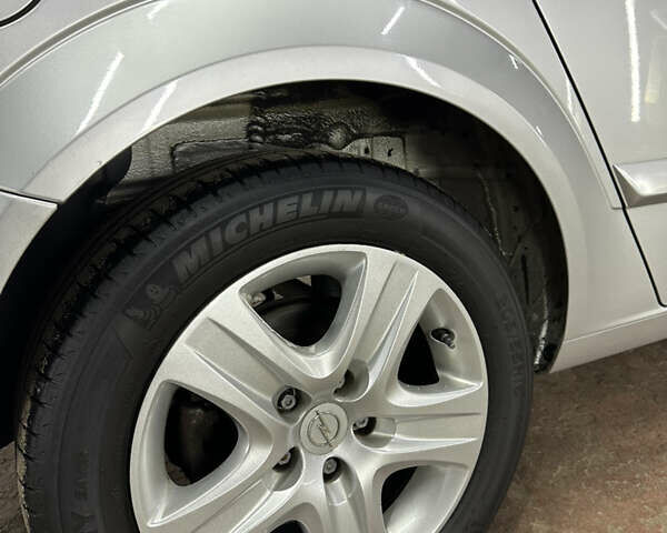 Серый Опель Астра, объемом двигателя 1.6 л и пробегом 195 тыс. км за 5700 $, фото 16 на Automoto.ua