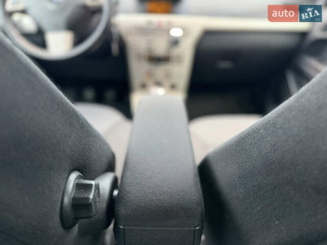 Опель Астра 2008 в Ровно на Automoto.ua Серый Опель Астра, объемом двигателя 1.91 л и пробегом 255 тыс. км за 4300 $, фото 35 на Automoto.ua