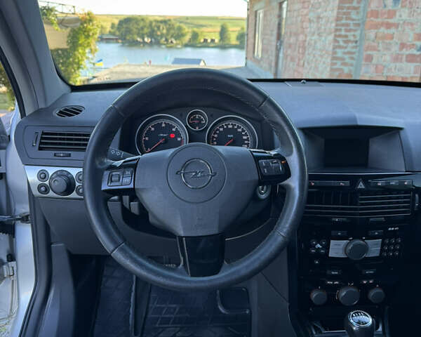 Серый Опель Астра, объемом двигателя 1.9 л и пробегом 250 тыс. км за 6000 $, фото 12 на Automoto.ua