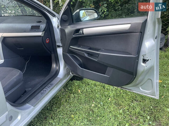 Серый Опель Астра, объемом двигателя 1.7 л и пробегом 260 тыс. км за 4750 $, фото 29 на Automoto.ua