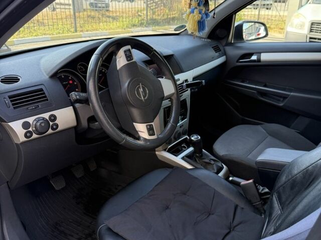 Серый Опель Астра, объемом двигателя 1.7 л и пробегом 320 тыс. км за 4600 $, фото 7 на Automoto.ua