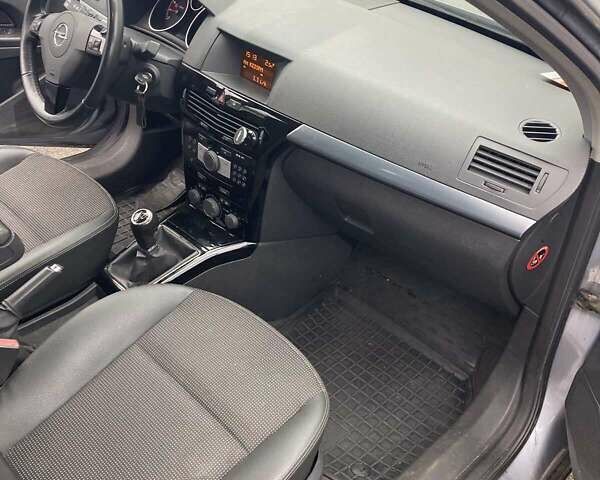 Серый Опель Астра, объемом двигателя 1.6 л и пробегом 156 тыс. км за 6100 $, фото 10 на Automoto.ua