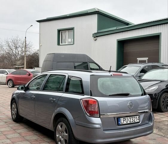 Серый Опель Астра, объемом двигателя 1.7 л и пробегом 200 тыс. км за 3200 $, фото 6 на Automoto.ua