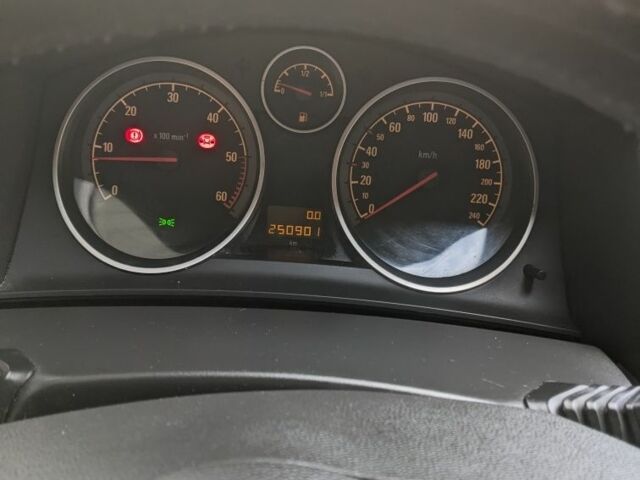 Опель Астра 2008 в Коломые на Automoto.ua Серый Опель Астра, объемом двигателя 1.7 л и пробегом 251 тыс. км за 4800 $, фото 6 на Automoto.ua