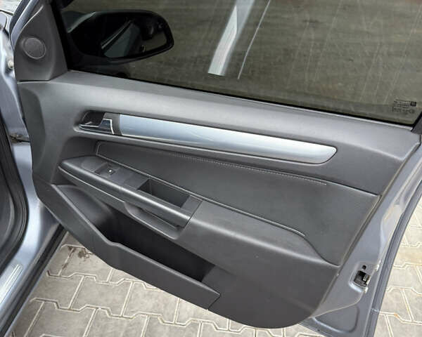 Серый Опель Астра, объемом двигателя 1.6 л и пробегом 289 тыс. км за 4200 $, фото 31 на Automoto.ua