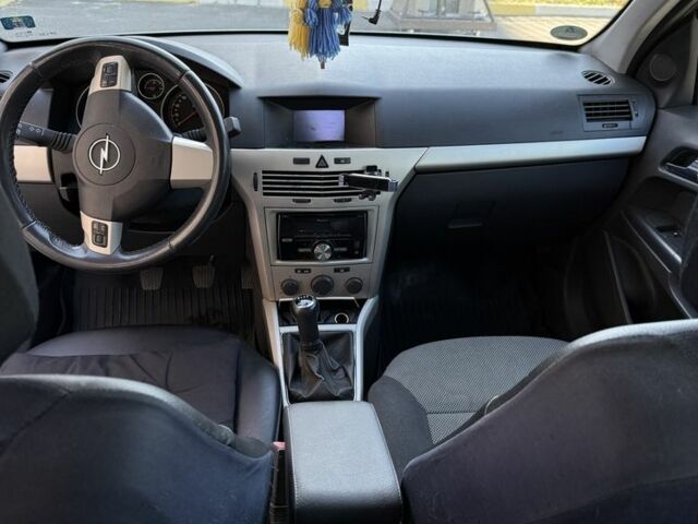 Серый Опель Астра, объемом двигателя 1.7 л и пробегом 320 тыс. км за 4600 $, фото 4 на Automoto.ua