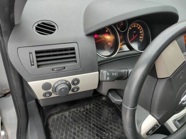 Серый Опель Астра, объемом двигателя 1.7 л и пробегом 215 тыс. км за 5249 $, фото 7 на Automoto.ua