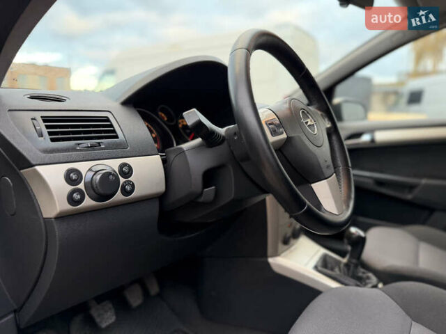 Опель Астра 2008 в Ровно на Automoto.ua Серый Опель Астра, объемом двигателя 1.91 л и пробегом 255 тыс. км за 4300 $, фото 43 на Automoto.ua