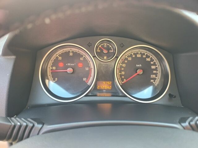 Серый Опель Астра, объемом двигателя 1.7 л и пробегом 273 тыс. км за 4700 $, фото 6 на Automoto.ua