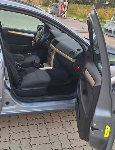 Серый Опель Астра, объемом двигателя 1.7 л и пробегом 253 тыс. км за 4600 $, фото 5 на Automoto.ua